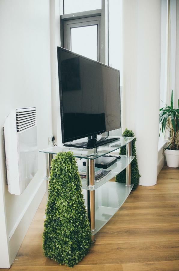 Serviced Apartment In Liverpool City Centre - Free Parking - Balcony - By Happy Days 외부 사진